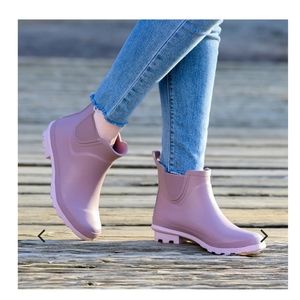 🌺Awesome Pink Rain Boots by Corkys!☔